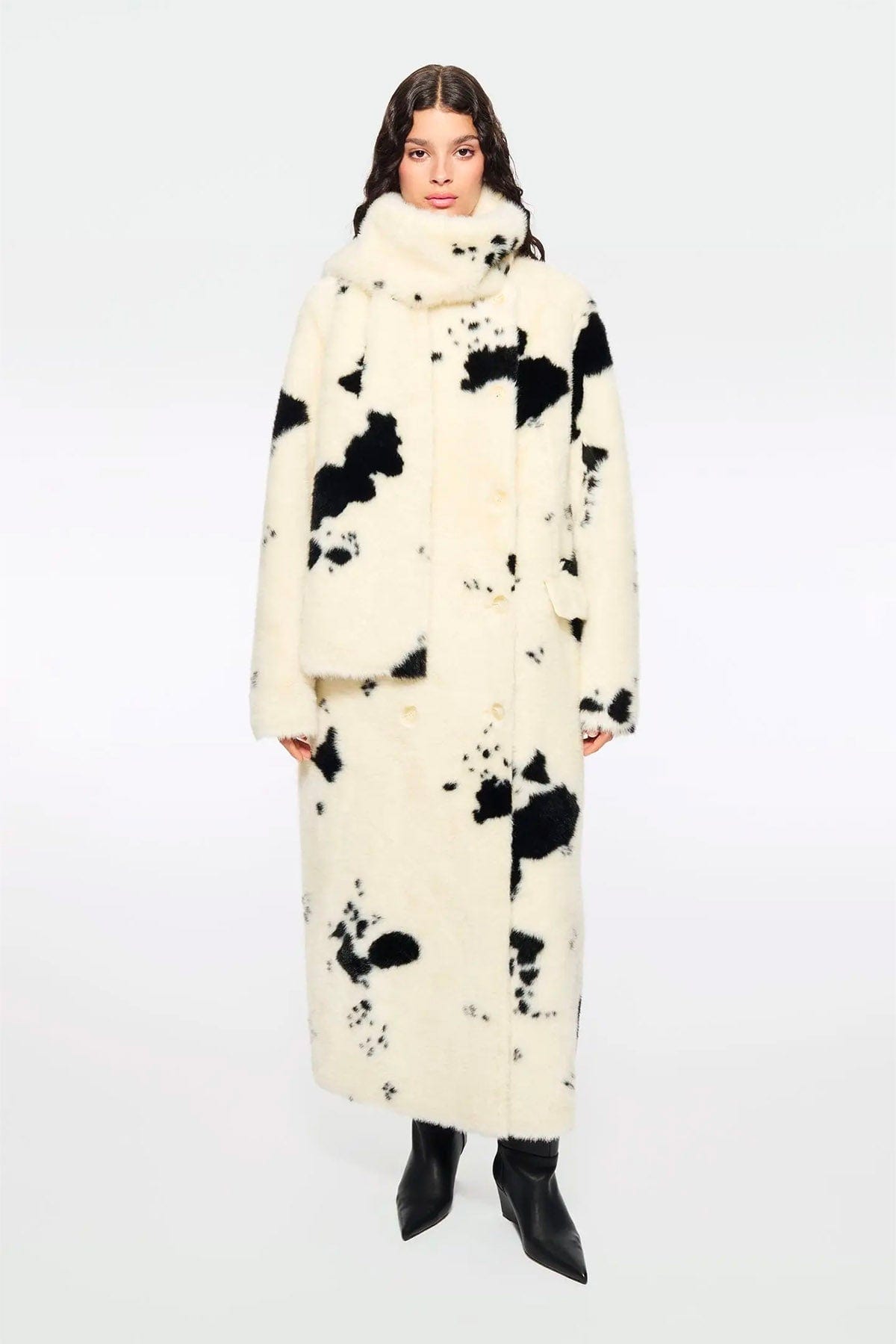 STAND STUDIO MANTELLO-MANTELLA  BIANCO / NERO / 32 Pelliccia ecologica maculata nera fondo bianco Stand Studio